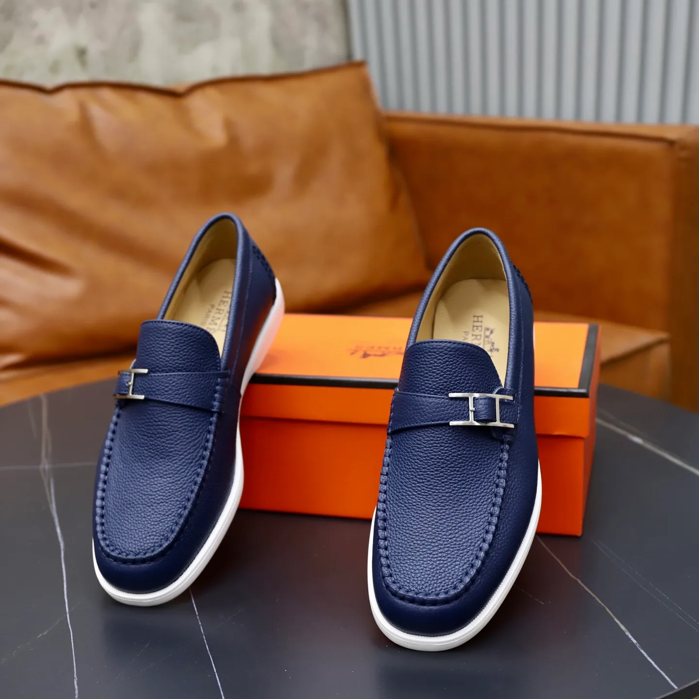 Ex-factory price: 560💰Hermès/Hermès slip-on men's shoes. This shoe is made of imported pebbled cowhide. It has simple and smooth lines and is combined with aerodynamically designed 3CM rubber foam ultra-light soles! Youthful and fashionable, classic H-shaped hardware buckle decoration, calf lining gently wraps the feet, with logo cowhide feet, casual and urban style, highlighting youthful vitality, sports and leisure version, super versatile, code number: 38-39-40-41-42-43-44 standard leather shoe size (45 can be customized but does not support returns)